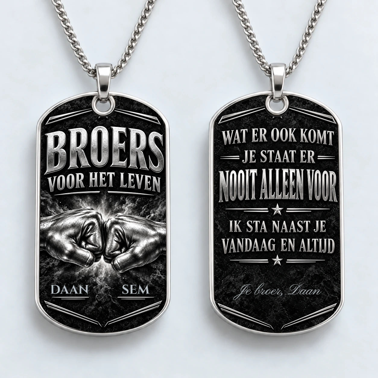 Voorkant en achterkant van de zwart-zilverkleurige broersketting met twee vuisten en voorbeeldnamen DAAN en SEM