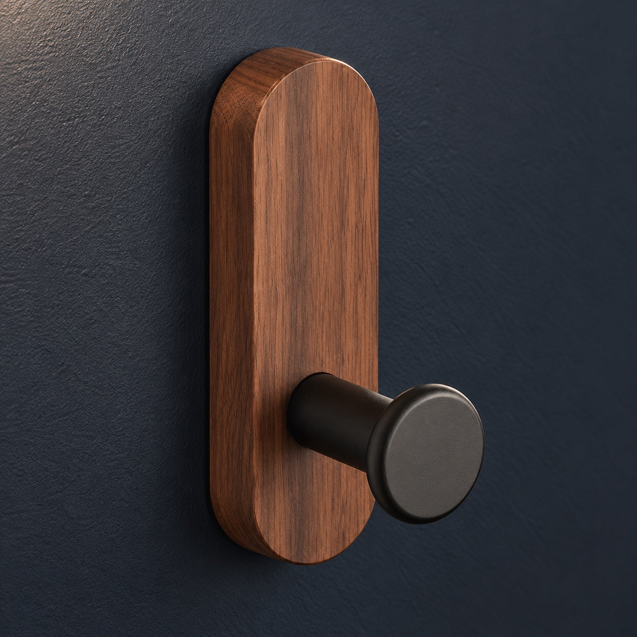 Houten wandhouder voor een ketting